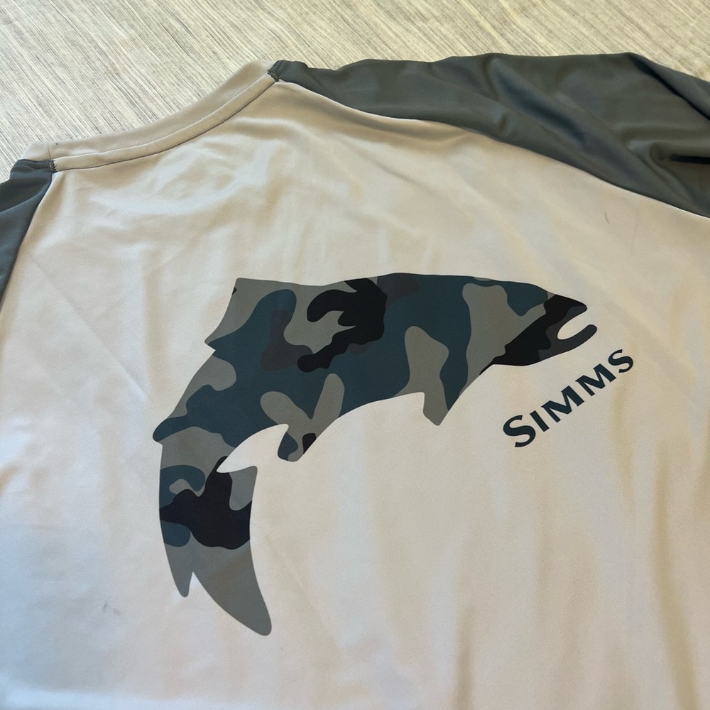 SIMMS Fly Fishing Men’s Large Long Sleeve, Baseball style sleeves, Fish on Back